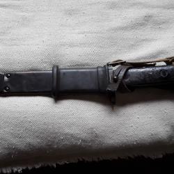 Ba&iuml;onnette AK47 bon &eacute;tat  juste une  lani&egrave;re de maintien l&eacute;g&egrave;rement  fendue  voir photos