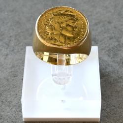 Ancienne chevali&egrave;re en or massif 18 carats avec pi&egrave;ce 20 francs Marianne - bague homme - t.66
