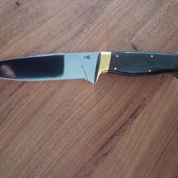Couteau lame de11 CMS manche  en micarta garde en laiton etui en cuir  couteau R&eacute;alis&eacute; par  MG