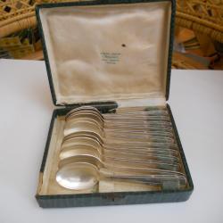 menagere en metal argent&eacute; petite cuillere a caf&eacute; quantit&eacute; 12 ,  poincon 18 grammes , lot de 2 boites