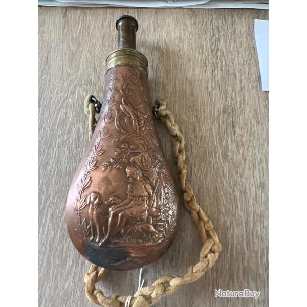 Poire a poudre et bec verseur