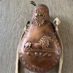 Poire a poudre cuivre d&eacute;cor Lion