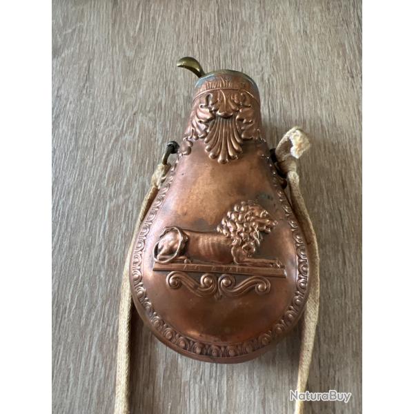 Poire a poudre cuivre d�cor Lion