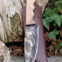 Couteau Bushcraft Lame Lamin&eacute;e 3 Couches Acier Carbone 1075 Manche Bois Etui Cuir Fabric Artisanale
