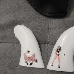 Plaquettes de crosse pour Pietta remington 1858 en r&eacute;sine &eacute;poxy blanche revernies pin up !
