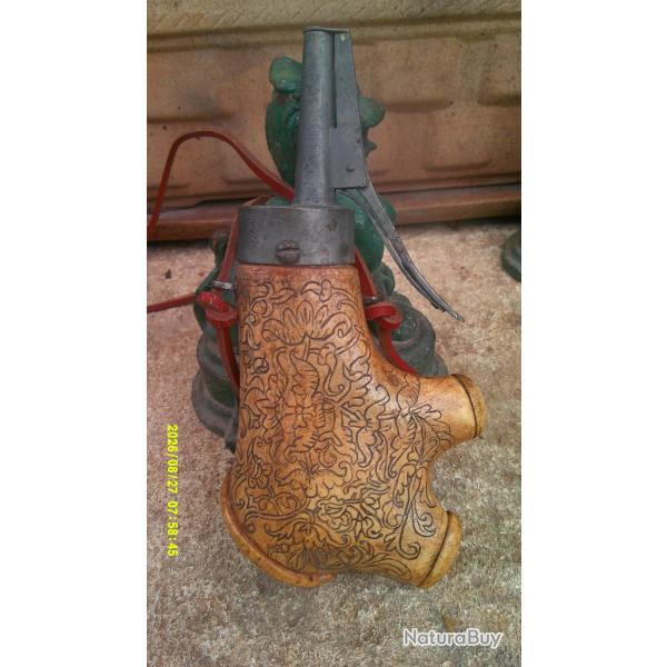 Unique sur le site poire  a poudre d'origine Fran�aise en grosse corne de cervid�