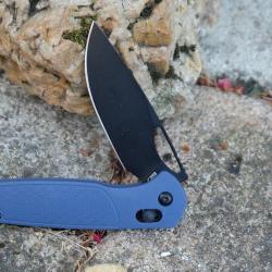 Couteau CJRB Acacia Blue Lame Acier AR-RPM9 Black Manche FRN Crossbar Lock IKBS Clip 1952BBU