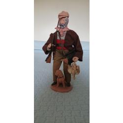 Statuette 31 cm Mat&eacute;riau : Terre cuite : CHASSEUR PAR DEVANT c&eacute;vennol avec son chien et gibier