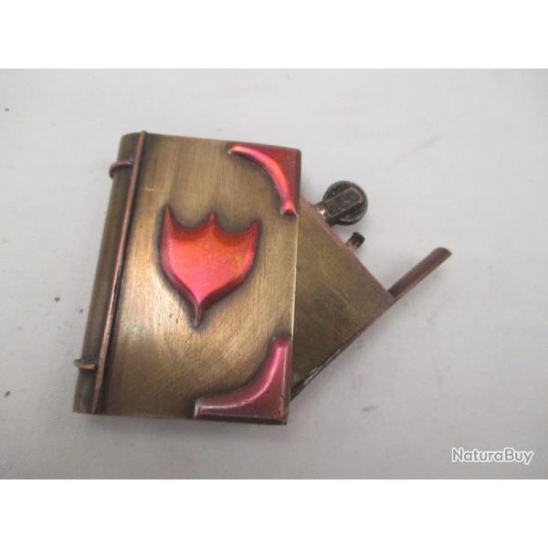 un  briquet de poilu  tr�s bon �tat