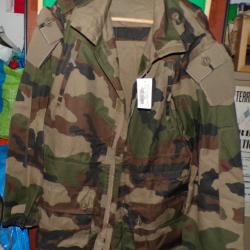 VESTE DE COMBAT MILITAIRE ZONE TEMPERE  DE L'ARMEE FRANCAISE , TOUR DE POITRINE 97/104 L SOIT EN CIV