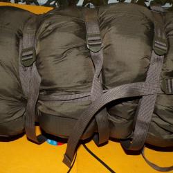 SAC DE COUCHAGE POUR ZONE TEMPERE DE L'ARMEE FRANCAISE , POIDS 2,200 KILOS  LONGUEUR 200 CM LARGEUR