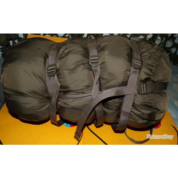 SAC DE COUCHAGE POUR ZONE TEMPERE DE L'ARMEE FRANCAISE , POIDS 2,200 KILOS  LONGUEUR 200 CM LARGEUR