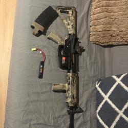 R&eacute;plique airsoft type M4 camouflage + accessoires