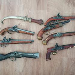 Lot de reproductions d'armes anciennes - 7 pistolets + poignard d&eacute;coratif