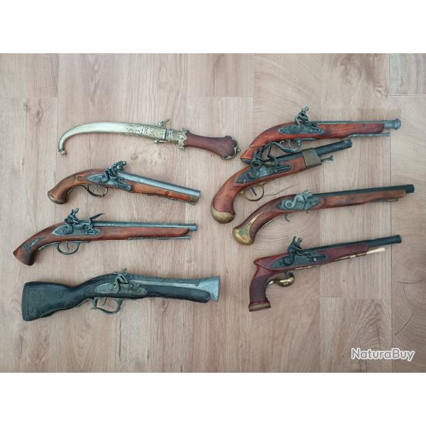 Lot de reproductions d'armes anciennes - 7 pistolets + poignard d�coratif