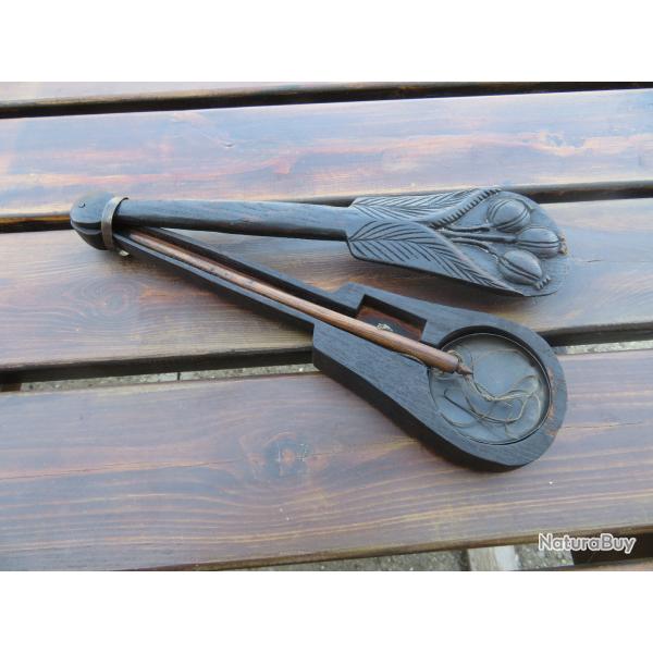 Ancienne balance � opium chinoise avec sa boite en bois sculpt� a d�cor de pavots - CHINE (XIX�)