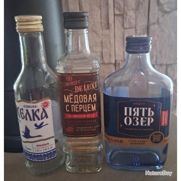 TROIS BOUTEILLES DE VODKA VIDES FABRIQUEES EN RUSSIE