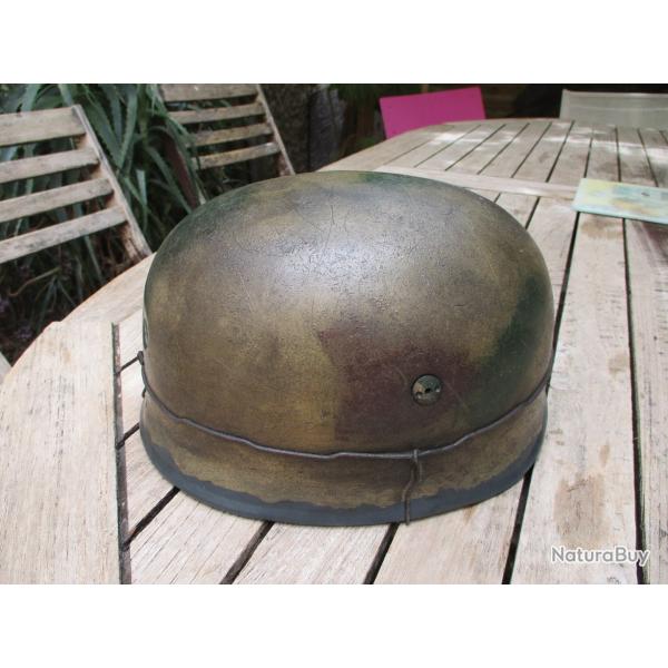 casque militaire camoufle avec fil de fer