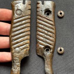 Paire de plaquette avec vis pour ba&iuml;onnette allemande 98/05 - WW1