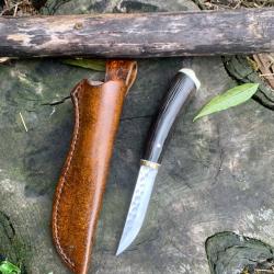 couteau de chasse d'artisan / manche en corne d'antilope et ivoire de phacoch&egrave;re / lame 80crv2