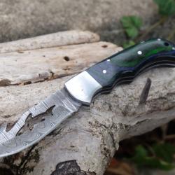 Couteau A D&eacute;pecer Petit Gibier Lame Requin Damas 128 Couches Style Buck 112 Manche Bois Artisanale