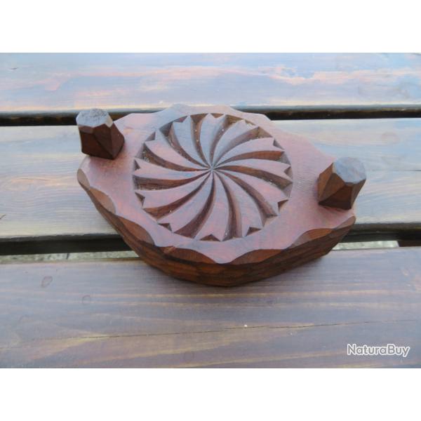 Grande boite � sel en bois sculpt� au couteau/gouge enti�rement a la main - FRANCE (Vers 1950-60)