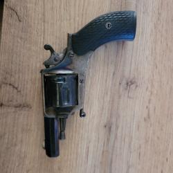 Revolver 8mm buldog Bon &eacute;tat Not&eacute; PV et R  et une couronne grav&eacute;e dessus