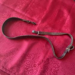 Bretelle ancienne en cuir &agrave; attaches rapides, pas de prix de r&eacute;serve