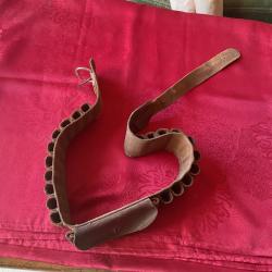 Cartouchi&egrave;re ancienne en cuir avec petite pochette, pas de prix de r&eacute;serve