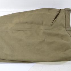Pantalon militaire kaki ancien, ann&eacute;es 1970. Taille 40. Une t&acirc;che &agrave; nettoyer. Reconstitution