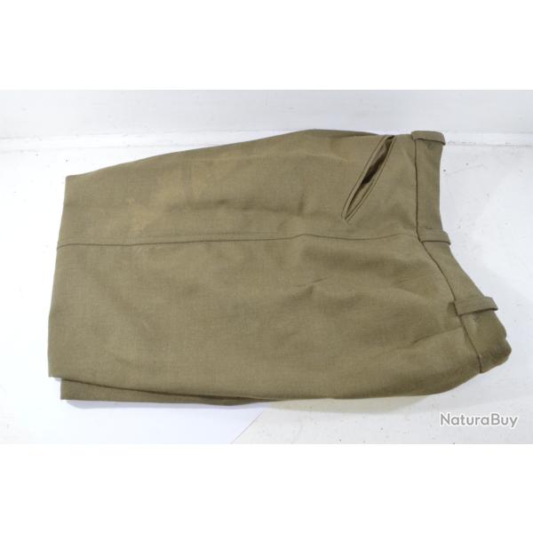Pantalon militaire kaki ancien, ann�es 1970. Taille 40. Une t�che � nettoyer. Reconstitution
