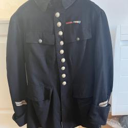 Veste militaire ancienne de chasseur avec rappels de d&eacute;coration