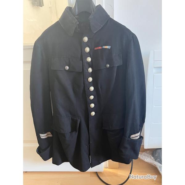 Veste militaire ancienne de chasseur avec rappels de d�coration