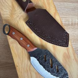 Couteau avec &eacute;tui forme particuli&egrave;re Neuf