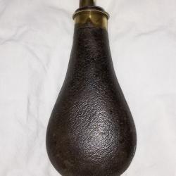 UN LOT D'UNE POIRE A POUDRE ET DEUX SACS A PLOMBS
