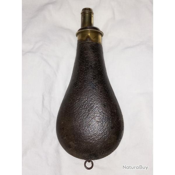 UN LOT D'UNE POIRE A POUDRE ET DEUX SACS A PLOMBS
