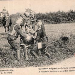 carte  postale   militaria  -   cuirassier soignt un de leurs  camarade bl&eacute;ss&eacute;