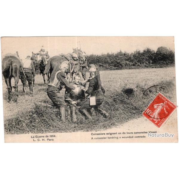 carte  postale   militaria  -   cuirassier soignt un de leurs  camarade bl�ss�