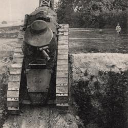 - carte postale  - militaria - un tank en maneuvre