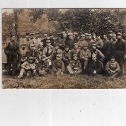 - carte postale  - militaria -  CARTE PHOTO - groupe de militaires sous bois