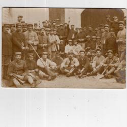 - carte postale  - militaria -  CARTE PHOTO - groupe de militaires avec les outils de corv&eacute;e