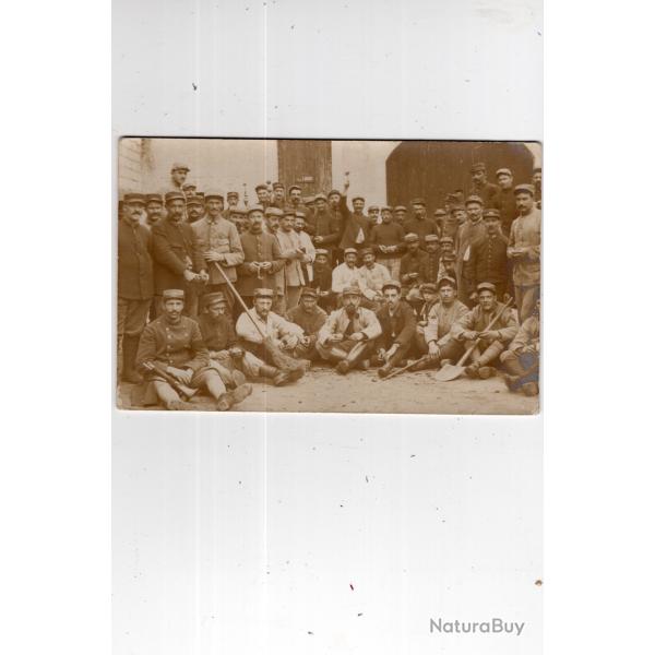 - carte postale  - militaria -  CARTE PHOTO - groupe de militaires avec les outils de corv�e