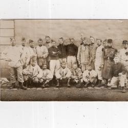 - carte postale  - militaria -  CARTE PHOTO - groupe de militaires avec quarts pour le pinard
