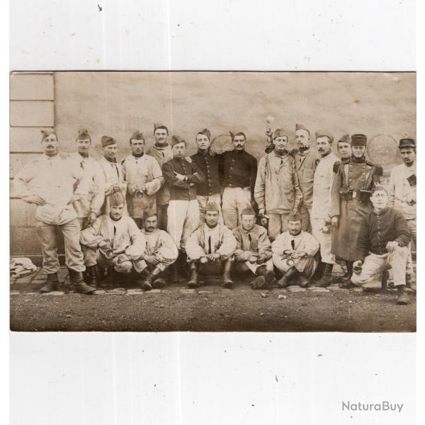 - carte postale  - militaria -  CARTE PHOTO - groupe de militaires avec quarts pour le pinard