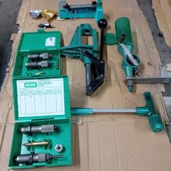 Lot rcbs jeux outil 7..08 et 222winPressd ,,Balance, marteaux &agrave; inertie, dauseuse,