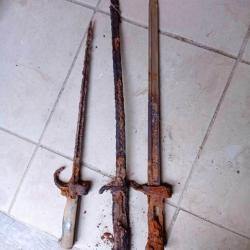 Lot de 3 baionnettes de fouille WW1 allemande et fran&ccedil;aises trouv&eacute;es au m&ecirc;me endroit