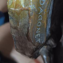 Sujet : Veneur &agrave; cheval sonnant l'hallali, son chien accrochant le sanglier. Sc&egrave;ne tr&egrave;s dynamique