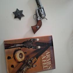 Antique BKA 98 Colt 45 Revolver R&eacute;plique Prop Gun avec un livre sur les armes anciennes
