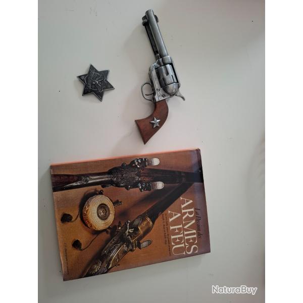 Antique BKA 98 Colt 45 Revolver R�plique Prop Gun avec un livre sur les armes anciennes