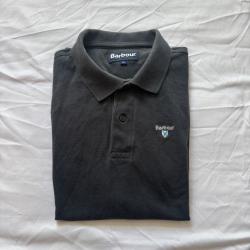 Polo Barbour gris M &agrave; vendre aux ench&egrave;res tr&egrave;s bon &eacute;tat g&eacute;n&eacute;ral, aucun default